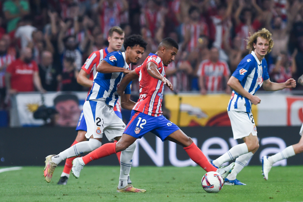 前锋关键射门锁定胜局（前锋致胜一击锁定胜利）