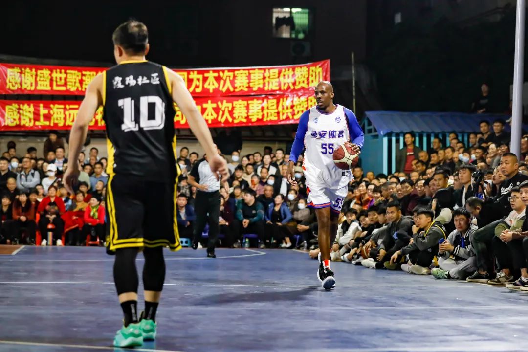 斯玛特：来到湖人让我重获新生，就像小孩第一天上学一样（斯玛特：加盟湖人让我焕然一新，宛如孩子开学第一天）