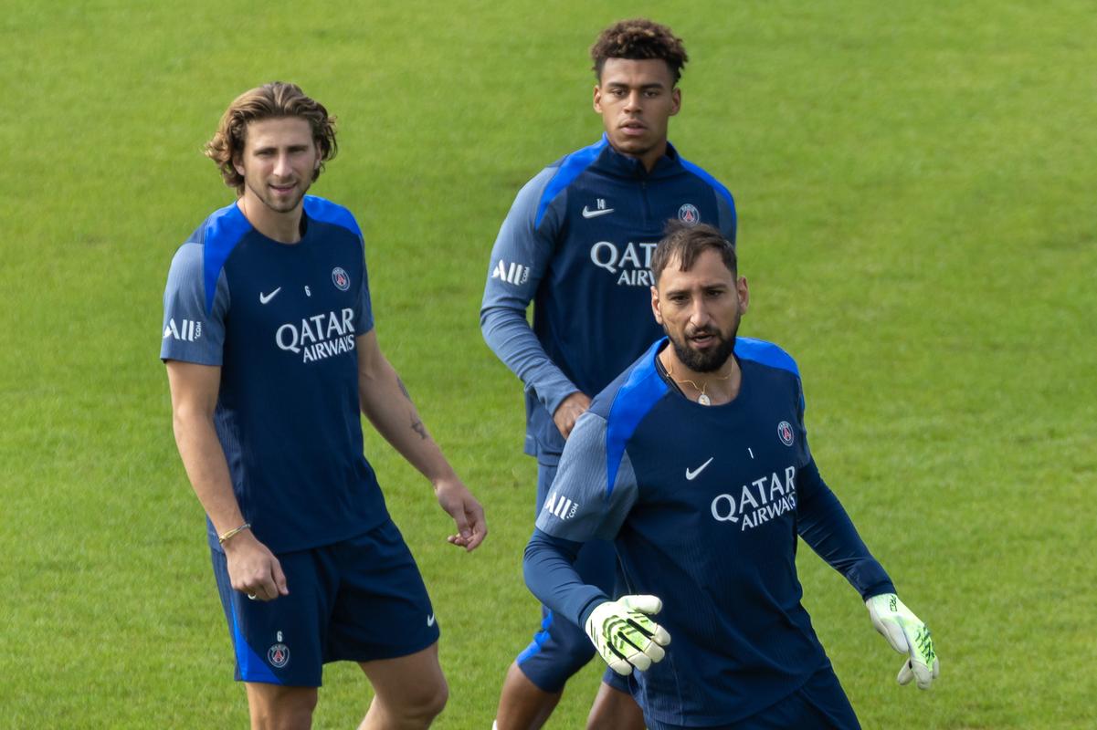 F1车手市场最新动向：哈贾尔顺利取代角田裕毅，红牛阵容迎来重要调整（F1转会风云：哈贾尔顶替角田裕毅，红牛车队阵容大调整）