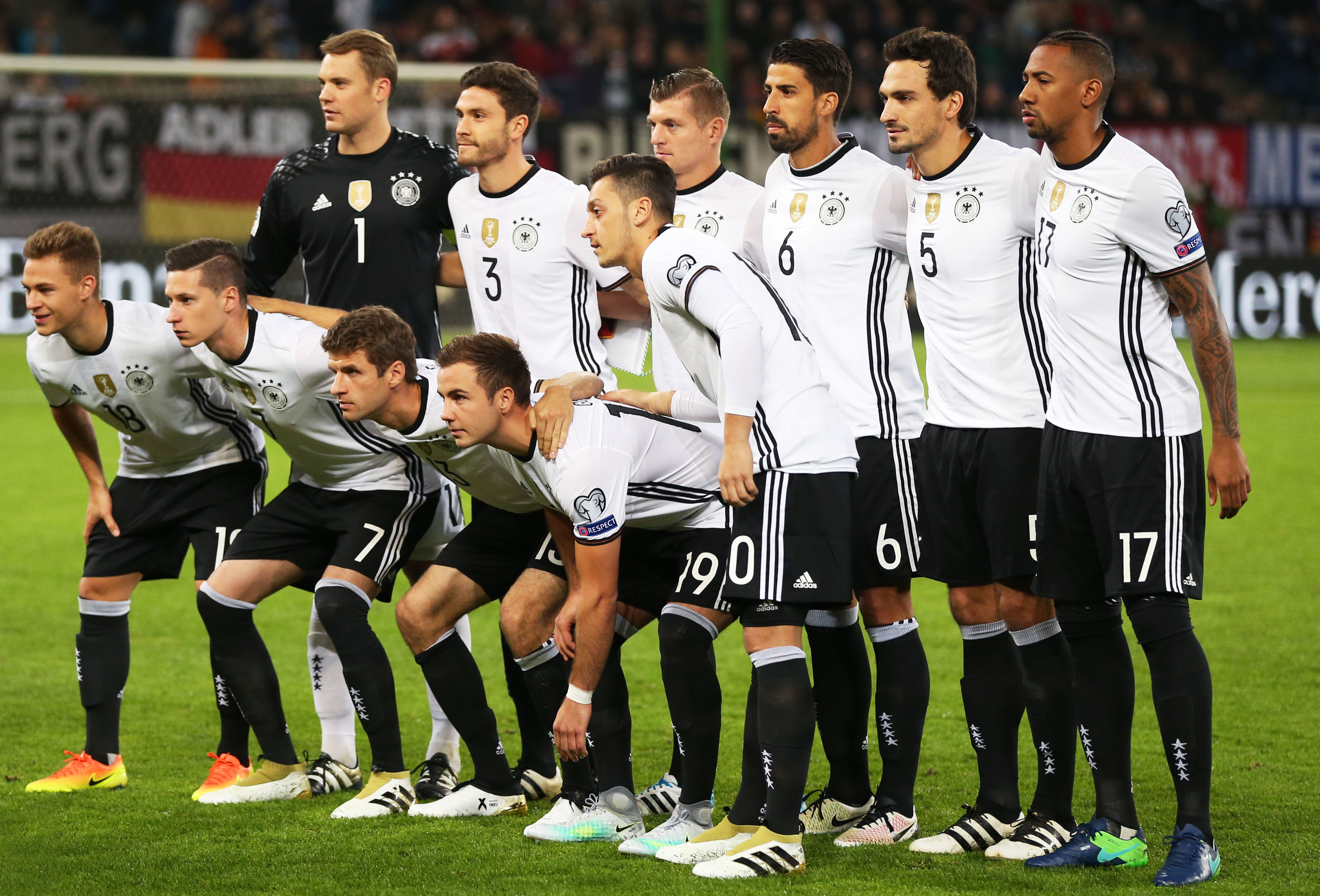 欧洲足球疯狂夜：拜仁造惨案，曼城大胜切尔西爆冷（欧洲足坛沸腾夜：拜仁横扫酿大比分，曼城狂胜，切尔西上演爆冷）