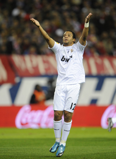 泪目！足协杯冠军奖杯被带回工体，放在已故球迷杨雪的座位旁（致敬已故球迷杨雪：足协杯冠军奖杯回到工体，放在她的座位旁）