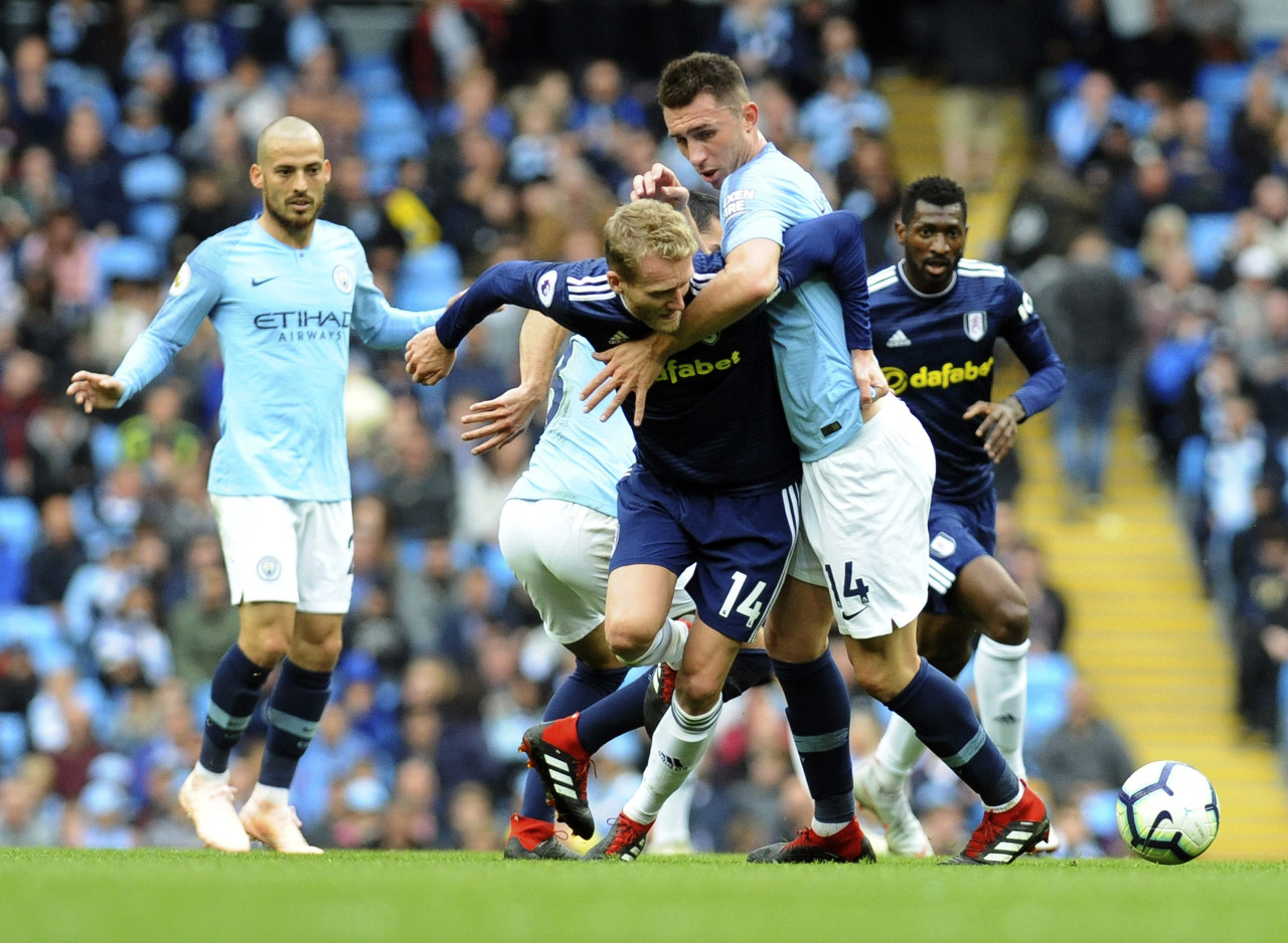 塞维球迷不满球队表现，向球场投掷杂物导致德比战暂停18分钟（塞维利亚球迷不满球队表现向场内掷物，德比战被迫中断18分钟）