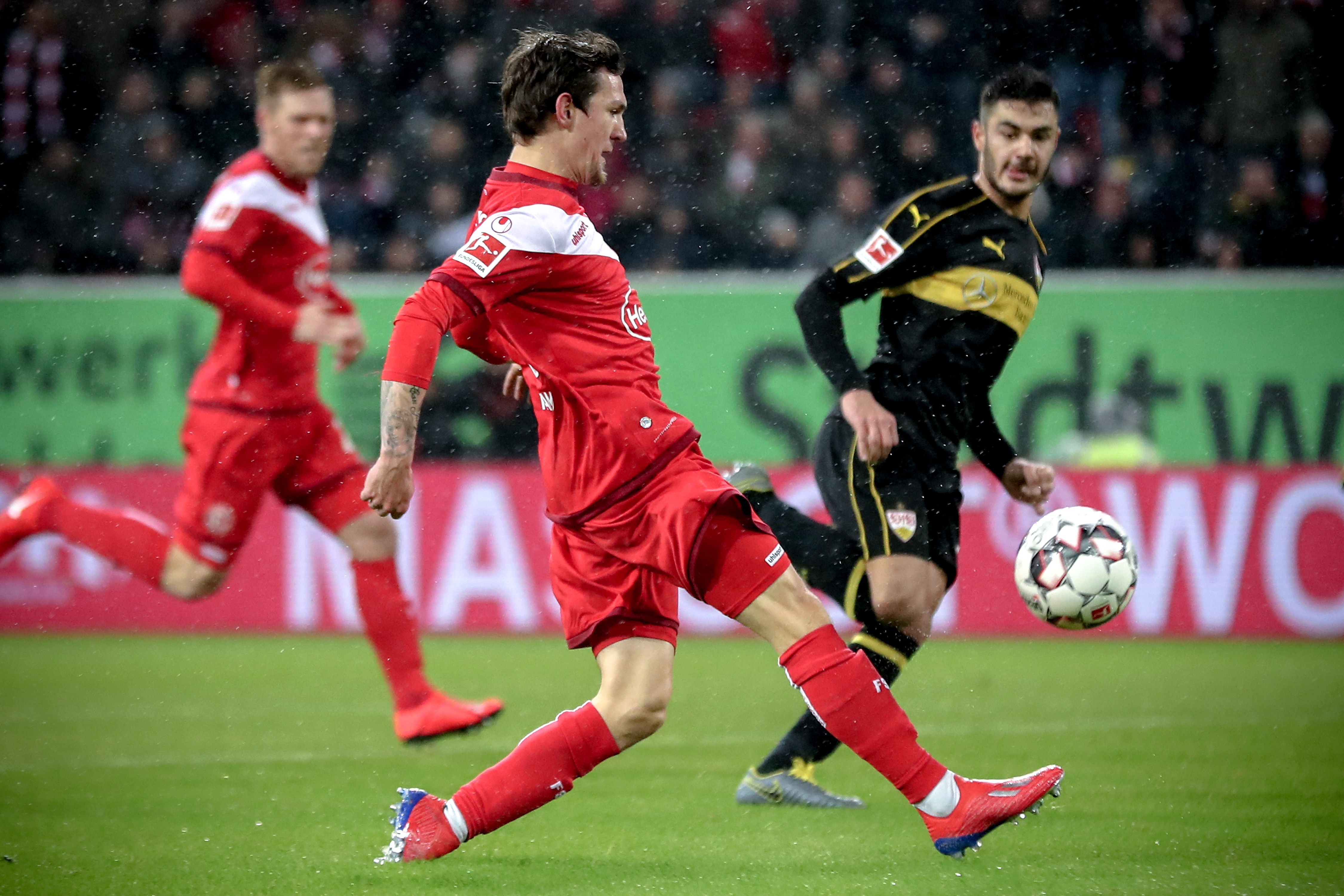 切尔西逆转大戏点燃斯坦福桥（斯坦福桥沸腾：切尔西上演惊天逆转）