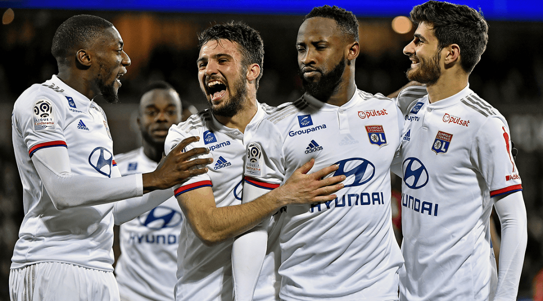 北京时间12月10日晚18：00，亚冠精英联赛东亚区小组赛将迎来一场决定出线命运的关键对决。（北京时间12月10日18：00，亚冠精英联赛东亚区小组赛上演决定出线的关键一战）