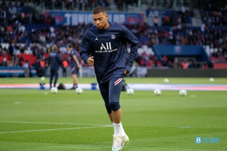 前锋单场两助攻一进球，表现全能（前锋轰一球送两助攻，全能发挥统治全场）